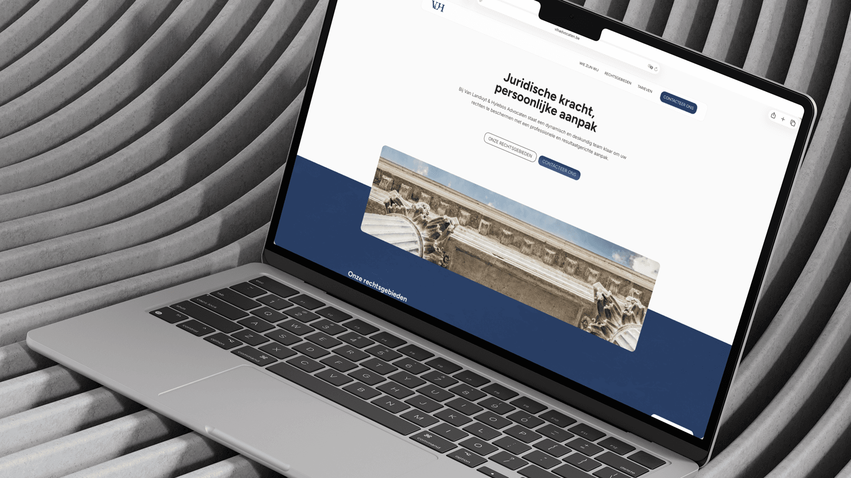 Website VLH advocaten op een pc scherm